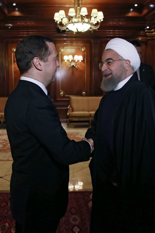 Thủ tướng Nga Dmitry Medvedev (trái) và Tổng thống Iran Hassan Rouhani (phải) tại cuộc gặp ở Moskva, Nga, ngày 27/3. AFP/TTXVN