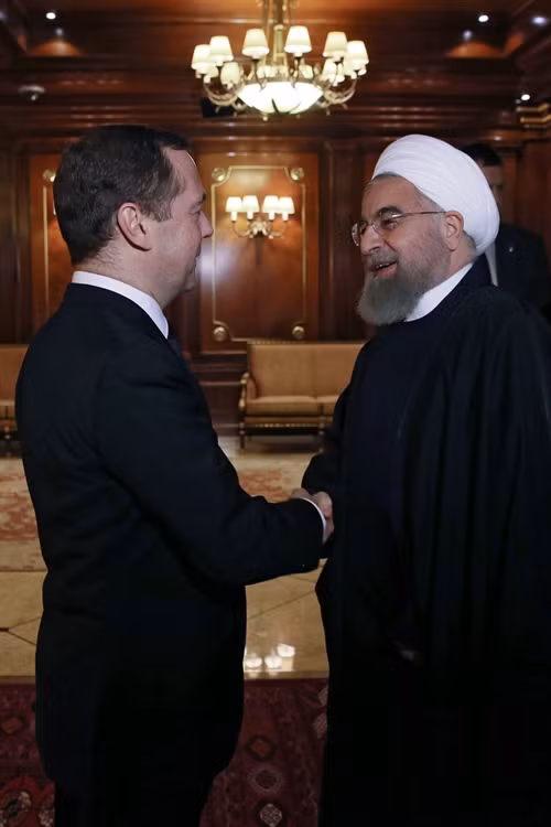 Thủ tướng Nga Dmitry Medvedev (trái) và Tổng thống Iran Hassan Rouhani (phải) tại cuộc gặp ở Moskva, Nga, ngày 27/3. AFP/TTXVN