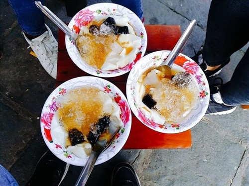 Đi dọc sông Hoài buổi tối, bạn sẽ thấy nhiều gánh hàng rong bán tào phớ rất đông người ăn. Bát tào phớ có thêm nước gừng cay ngọt vừa đủ, thạch trắng, nước cốt dừa, là món ăn thanh mát, ngọt dịu. Một bát tào phớ giá 10.000 đồng. Ảnh: Xuân Phú Đi dọc sông Hoài buổi tối, bạn sẽ thấy nhiều gánh hàng rong bán tào phớ rất đông người ăn. Bát tào phớ có thêm nước gừng cay ngọt vừa đủ, thạch trắng, nước cốt dừa, là món ăn thanh mát, ngọt dịu. Một bát tào phớ giá 10.000 đồng. Ảnh: Xuân Phú