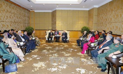 Tiếp tục chương trình thăm hữu nghị chính thức Việt Nam và dự Lễ kỷ niệm 50 năm Ngày thiết lập quan hệ ngoại giao Việt Nam - Campuchia (24/6/1967 - 24/6/2017), chiều 24/6/2017, tại Hà Nội, Chủ tịch Quốc hội Campuchia Samdech Heng Samrin tiếp Chủ tịch Hội Hữu nghị Việt Nam – Campuchia Vũ Mão đến chào. Ảnh: Văn Điệp – TTXVN Tiếp tục chương trình thăm hữu nghị chính thức Việt Nam và dự Lễ kỷ niệm 50 năm Ngày thiết lập quan hệ ngoại giao Việt Nam - Campuchia (24/6/1967 - 24/6/2017), chiều 24/6/2017, tại Hà Nội, Chủ tịch Quốc hội Campuchia Samdech Heng Samrin tiếp Chủ tịch Hội Hữu nghị Việt Nam – Campuchia Vũ Mão đến chào. Ảnh: Văn Điệp – TTXVN