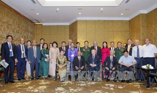 Chủ tịch Quốc hội Campuchia Samdech Heng Samrin và Chủ tịch Hội Hữu nghị Việt Nam – Campuchia Vũ Mão chụp ảnh chung với các đại biểu. Ảnh: Văn Điệp – TTXVN Chủ tịch Quốc hội Campuchia Samdech Heng Samrin và Chủ tịch Hội Hữu nghị Việt Nam – Campuchia Vũ Mão chụp ảnh chung với các đại biểu. Ảnh: Văn Điệp – TTXVN