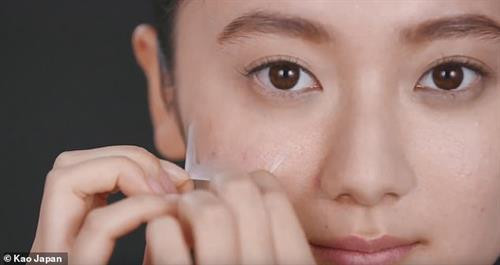 Lớp da nhân tạo dạng xịt giúp làn da thật bên dưới hấp thụ độ ẩm mà vẫn "dễ thở". Ảnh: dailymail.co.uk