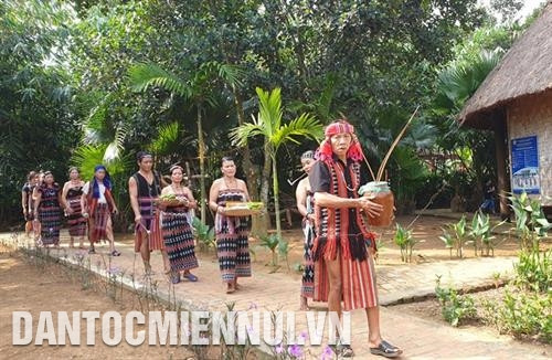 Dân làng mang lễ vật để cúng tại nhà Gươl. Ảnh: Hoàng Hải Dân làng mang lễ vật để cúng tại nhà Gươl. Ảnh: Hoàng Hải