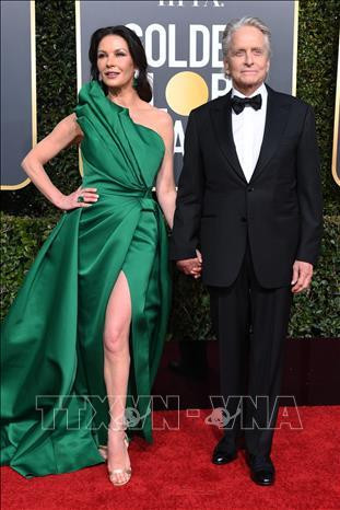 Nam diễn viên Michael Douglas (ảnh, phải) giành giải "Nam diễn viên chính xuất sắc - Phim truyền hình hài/ca vũ nhạc" với vai diễn trong phim "The Kominsky Method" tại Lễ trao giải Quả cầu Vàng ở Beverly Hills, California, Mỹ ngày 6/1/2019. Ảnh: AFP/ TTXVN Nam diễn viên Michael Douglas (ảnh, phải) giành giải "Nam diễn viên chính xuất sắc - Phim truyền hình hài/ca vũ nhạc" với vai diễn trong phim "The Kominsky Method" tại Lễ trao giải Quả cầu Vàng ở Beverly Hills, California, Mỹ ngày 6/1/2019. Ảnh: AFP/ TTXVN