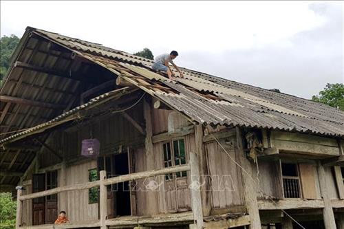 1 hộ dân bị tốc mái ở xã Năng Khả, huyện Na Hang lợp lại nhà để sớm ổn định cuộc sống. Ảnh TTXVN