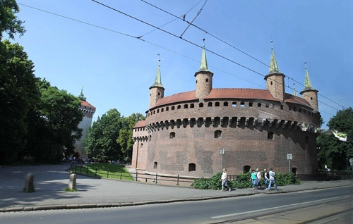 Pháo đài Barbican, cửa ngõ dẫn vào khu phố cổ Krakow. Pháo đài này mang đậm nét kiến trúc Gothique, được xây dựng vào những năm cuối thế kỷ XV. Đây được coi là một trong 3 tiền đồn còn tồn tại ở Châu Âu và được giữ gìn nguyên vẹn cho đến ngày nay.