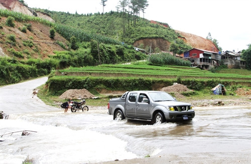 Những chuyến đi giao dịch tại xã, nhiều lúc gặp thời tiết không thuận lợi, những khúc cua tay áo, những ghềnh đá cheo leo,... nhưng vẫn không ngăn được bước chân cán bộ NHCSXH “mang tiền Chính phủ, cho bản làng vay đủ”.