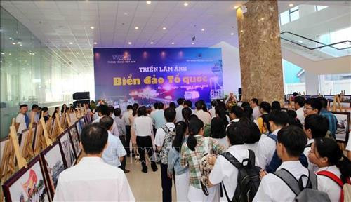 Quang cảnh lễ khai mạc Triển lãm ảnh “Biển đảo Tổ quốc”. Ảnh: Trần Lê Lâm - TTXVN Quang cảnh lễ khai mạc Triển lãm ảnh “Biển đảo Tổ quốc”. Ảnh: Trần Lê Lâm - TTXVN