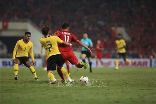 Cổ động viên Việt Nam ngập tràn một màu cờ đỏ sao vàng trên SVĐ Mỹ Đình. Ảnh: Trọng Đạt – TTXVN 4 vạn cổ động viên trên sân Mỹ Đình liên tục "tiếp lửa" để đội tuyển Việt Nam vượt qua thử thách cuối cùng trong hành trình hướng chinh phục chức vô địch AFF Cup 2018. Ảnh: Trọng Đạt – TTXVN Đội hình ra sân của đội tuyển Việt Nam. Ảnh: Trọng Đạt – TTXVN HLV trưởng Park Hang-seo trân trọng đặt tay lên ngực trái tại lễ chào cờ và hát Quốc ca Việt Nam đầu trận đấu. Ảnh: Hoàng Linh – TTXVN Tiền đạo Anh Đức (11) trở lại đội hình xuất phát với thể lực sung mãn, liên tiếp gây khó khăn cho hàng thủ Malaysia với tốc độ, sức tì đè, làm tường tốt và ghi bàn mở tỷ số 1-0 từ phút thứ 6 bằng pha bắt vô lê tuyệt đẹp đưa Việt Nam trở thành vô địch AFF Suzuki Cup 2018. Ảnh: Trọng Đạt – TTXVN Đội tuyển Việt Nam vui mừng với chiếc cúp vô địch. Ảnh: Trọng Đạt - TTXVN Văn Quyết, Anh Đức cùng các cầu thủ giương cao chiếc cúp vô địch AFF Suzuki cup 2018 chạy quanh sân vận động Mỹ Đình, chia vui với người hâm mộ. Ảnh: Trọng Đạt – TTXVN Hậu vệ Đoàn Văn Hậu - nhà tân vô địch AFF Suzuki Cup 2018. Văn Hậu đã có một giải đấu thành công, xứng đáng là trụ cột của đội tuyển bóng đá quốc gia. Ảnh: Trọng Đạt - TTXVN Cổ động viên Việt Nam ngập tràn một màu cờ đỏ sao vàng trên SVĐ Mỹ Đình. Ảnh: Trọng Đạt – TTXVN 4 vạn cổ động viên trên sân Mỹ Đình liên tục "tiếp lửa" để đội tuyển Việt Nam vượt qua thử thách cuối cùng trong hành trình hướng chinh phục chức vô địch AFF Cup 2018. Ảnh: Trọng Đạt – TTXVN Đội hình ra sân của đội tuyển Việt Nam. Ảnh: Trọng Đạt – TTXVN HLV trưởng Park Hang-seo trân trọng đặt tay lên ngực trái tại lễ chào cờ và hát Quốc ca Việt Nam đầu trận đấu. Ảnh: Hoàng Linh – TTXVN Tiền đạo Anh Đức (11) trở lại đội hình xuất phát với thể lực sung mãn, liên tiếp gây khó khăn cho hàng thủ Malaysia với tốc độ, sức tì đè, làm tường tốt và ghi bàn mở tỷ số 1-0 từ phút thứ 6 bằng pha bắt vô lê tuyệt đẹp đưa Việt Nam trở thành vô địch AFF Suzuki Cup 2018. Ảnh: Trọng Đạt – TTXVN Đội tuyển Việt Nam vui mừng với chiếc cúp vô địch. Ảnh: Trọng Đạt - TTXVN Văn Quyết, Anh Đức cùng các cầu thủ giương cao chiếc cúp vô địch AFF Suzuki cup 2018 chạy quanh sân vận động Mỹ Đình, chia vui với người hâm mộ. Ảnh: Trọng Đạt – TTXVN Hậu vệ Đoàn Văn Hậu - nhà tân vô địch AFF Suzuki Cup 2018. Văn Hậu đã có một giải đấu thành công, xứng đáng là trụ cột của đội tuyển bóng đá quốc gia. Ảnh: Trọng Đạt - TTXVN