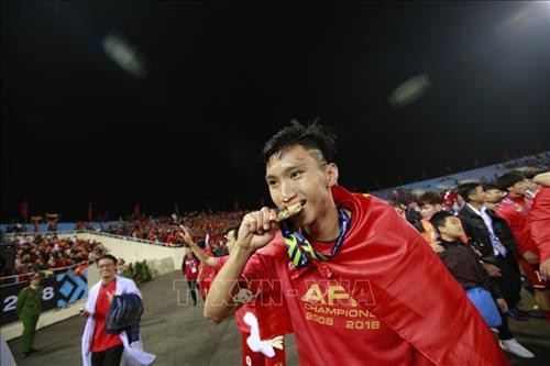 Cổ động viên Việt Nam ngập tràn một màu cờ đỏ sao vàng trên SVĐ Mỹ Đình. Ảnh: Trọng Đạt – TTXVN 4 vạn cổ động viên trên sân Mỹ Đình liên tục "tiếp lửa" để đội tuyển Việt Nam vượt qua thử thách cuối cùng trong hành trình hướng chinh phục chức vô địch AFF Cup 2018. Ảnh: Trọng Đạt – TTXVN Đội hình ra sân của đội tuyển Việt Nam. Ảnh: Trọng Đạt – TTXVN HLV trưởng Park Hang-seo trân trọng đặt tay lên ngực trái tại lễ chào cờ và hát Quốc ca Việt Nam đầu trận đấu. Ảnh: Hoàng Linh – TTXVN Tiền đạo Anh Đức (11) trở lại đội hình xuất phát với thể lực sung mãn, liên tiếp gây khó khăn cho hàng thủ Malaysia với tốc độ, sức tì đè, làm tường tốt và ghi bàn mở tỷ số 1-0 từ phút thứ 6 bằng pha bắt vô lê tuyệt đẹp đưa Việt Nam trở thành vô địch AFF Suzuki Cup 2018. Ảnh: Trọng Đạt – TTXVN Đội tuyển Việt Nam vui mừng với chiếc cúp vô địch. Ảnh: Trọng Đạt - TTXVN Văn Quyết, Anh Đức cùng các cầu thủ giương cao chiếc cúp vô địch AFF Suzuki cup 2018 chạy quanh sân vận động Mỹ Đình, chia vui với người hâm mộ. Ảnh: Trọng Đạt – TTXVN Hậu vệ Đoàn Văn Hậu - nhà tân vô địch AFF Suzuki Cup 2018. Văn Hậu đã có một giải đấu thành công, xứng đáng là trụ cột của đội tuyển bóng đá quốc gia. Ảnh: Trọng Đạt - TTXVN Cổ động viên Việt Nam ngập tràn một màu cờ đỏ sao vàng trên SVĐ Mỹ Đình. Ảnh: Trọng Đạt – TTXVN 4 vạn cổ động viên trên sân Mỹ Đình liên tục "tiếp lửa" để đội tuyển Việt Nam vượt qua thử thách cuối cùng trong hành trình hướng chinh phục chức vô địch AFF Cup 2018. Ảnh: Trọng Đạt – TTXVN Đội hình ra sân của đội tuyển Việt Nam. Ảnh: Trọng Đạt – TTXVN HLV trưởng Park Hang-seo trân trọng đặt tay lên ngực trái tại lễ chào cờ và hát Quốc ca Việt Nam đầu trận đấu. Ảnh: Hoàng Linh – TTXVN Tiền đạo Anh Đức (11) trở lại đội hình xuất phát với thể lực sung mãn, liên tiếp gây khó khăn cho hàng thủ Malaysia với tốc độ, sức tì đè, làm tường tốt và ghi bàn mở tỷ số 1-0 từ phút thứ 6 bằng pha bắt vô lê tuyệt đẹp đưa Việt Nam trở thành vô địch AFF Suzuki Cup 2018. Ảnh: Trọng Đạt – TTXVN Đội tuyển Việt Nam vui mừng với chiếc cúp vô địch. Ảnh: Trọng Đạt - TTXVN Văn Quyết, Anh Đức cùng các cầu thủ giương cao chiếc cúp vô địch AFF Suzuki cup 2018 chạy quanh sân vận động Mỹ Đình, chia vui với người hâm mộ. Ảnh: Trọng Đạt – TTXVN Hậu vệ Đoàn Văn Hậu - nhà tân vô địch AFF Suzuki Cup 2018. Văn Hậu đã có một giải đấu thành công, xứng đáng là trụ cột của đội tuyển bóng đá quốc gia. Ảnh: Trọng Đạt - TTXVN