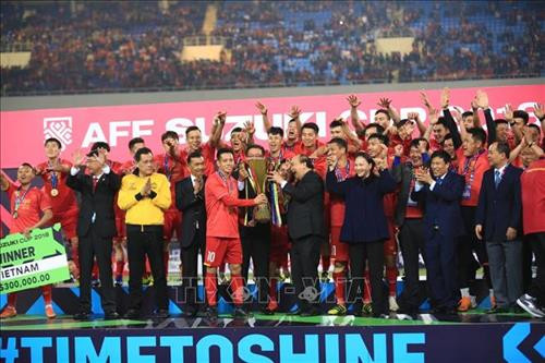Cổ động viên Việt Nam ngập tràn một màu cờ đỏ sao vàng trên SVĐ Mỹ Đình. Ảnh: Trọng Đạt – TTXVN 4 vạn cổ động viên trên sân Mỹ Đình liên tục "tiếp lửa" để đội tuyển Việt Nam vượt qua thử thách cuối cùng trong hành trình hướng chinh phục chức vô địch AFF Cup 2018. Ảnh: Trọng Đạt – TTXVN Đội hình ra sân của đội tuyển Việt Nam. Ảnh: Trọng Đạt – TTXVN HLV trưởng Park Hang-seo trân trọng đặt tay lên ngực trái tại lễ chào cờ và hát Quốc ca Việt Nam đầu trận đấu. Ảnh: Hoàng Linh – TTXVN Tiền đạo Anh Đức (11) trở lại đội hình xuất phát với thể lực sung mãn, liên tiếp gây khó khăn cho hàng thủ Malaysia với tốc độ, sức tì đè, làm tường tốt và ghi bàn mở tỷ số 1-0 từ phút thứ 6 bằng pha bắt vô lê tuyệt đẹp đưa Việt Nam trở thành vô địch AFF Suzuki Cup 2018. Ảnh: Trọng Đạt – TTXVN Đội tuyển Việt Nam vui mừng với chiếc cúp vô địch. Ảnh: Trọng Đạt - TTXVN Văn Quyết, Anh Đức cùng các cầu thủ giương cao chiếc cúp vô địch AFF Suzuki cup 2018 chạy quanh sân vận động Mỹ Đình, chia vui với người hâm mộ. Ảnh: Trọng Đạt – TTXVN Hậu vệ Đoàn Văn Hậu - nhà tân vô địch AFF Suzuki Cup 2018. Văn Hậu đã có một giải đấu thành công, xứng đáng là trụ cột của đội tuyển bóng đá quốc gia. Ảnh: Trọng Đạt - TTXVN Cổ động viên Việt Nam ngập tràn một màu cờ đỏ sao vàng trên SVĐ Mỹ Đình. Ảnh: Trọng Đạt – TTXVN 4 vạn cổ động viên trên sân Mỹ Đình liên tục "tiếp lửa" để đội tuyển Việt Nam vượt qua thử thách cuối cùng trong hành trình hướng chinh phục chức vô địch AFF Cup 2018. Ảnh: Trọng Đạt – TTXVN Đội hình ra sân của đội tuyển Việt Nam. Ảnh: Trọng Đạt – TTXVN HLV trưởng Park Hang-seo trân trọng đặt tay lên ngực trái tại lễ chào cờ và hát Quốc ca Việt Nam đầu trận đấu. Ảnh: Hoàng Linh – TTXVN Tiền đạo Anh Đức (11) trở lại đội hình xuất phát với thể lực sung mãn, liên tiếp gây khó khăn cho hàng thủ Malaysia với tốc độ, sức tì đè, làm tường tốt và ghi bàn mở tỷ số 1-0 từ phút thứ 6 bằng pha bắt vô lê tuyệt đẹp đưa Việt Nam trở thành vô địch AFF Suzuki Cup 2018. Ảnh: Trọng Đạt – TTXVN Đội tuyển Việt Nam vui mừng với chiếc cúp vô địch. Ảnh: Trọng Đạt - TTXVN Văn Quyết, Anh Đức cùng các cầu thủ giương cao chiếc cúp vô địch AFF Suzuki cup 2018 chạy quanh sân vận động Mỹ Đình, chia vui với người hâm mộ. Ảnh: Trọng Đạt – TTXVN Hậu vệ Đoàn Văn Hậu - nhà tân vô địch AFF Suzuki Cup 2018. Văn Hậu đã có một giải đấu thành công, xứng đáng là trụ cột của đội tuyển bóng đá quốc gia. Ảnh: Trọng Đạt - TTXVN