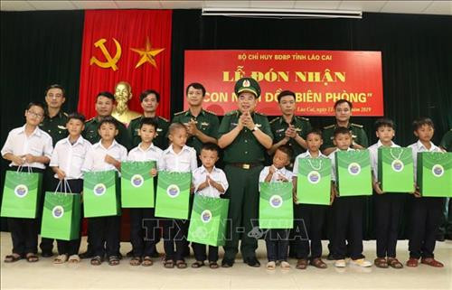 Tặng quà cho các cháu được các Đồn biên phòng ở Lào Cai nhận nuôi dưỡng tại đồn. Ảnh: Quốc Khánh – TTXVN Tặng quà cho các cháu được các Đồn biên phòng ở Lào Cai nhận nuôi dưỡng tại đồn. Ảnh: Quốc Khánh – TTXVN