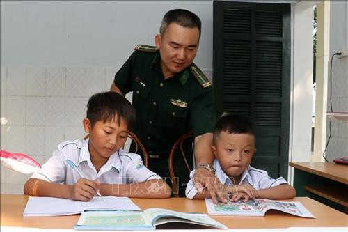 Góc học tập của hai cháu được Đồn Trịnh Tường nhận nuôi dưỡng. Ảnh: Quốc Khánh – TTXVN Góc học tập của hai cháu được Đồn Trịnh Tường nhận nuôi dưỡng. Ảnh: Quốc Khánh – TTXVN