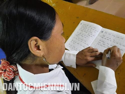 Những bàn tay thô sần vì đã quen cầm cuốc, cầm cày, nay đã biết cầm bút tự viết tên mình. Ảnh: Khiếu Tư Nhiều chị em đưa cả con nhỏ đến lớp cùng học. Ảnh: Khiếu Tư Những bàn tay thô sần vì đã quen cầm cuốc, cầm cày, nay đã biết cầm bút tự viết tên mình. Ảnh: Khiếu Tư Nhiều chị em đưa cả con nhỏ đến lớp cùng học. Ảnh: Khiếu Tư