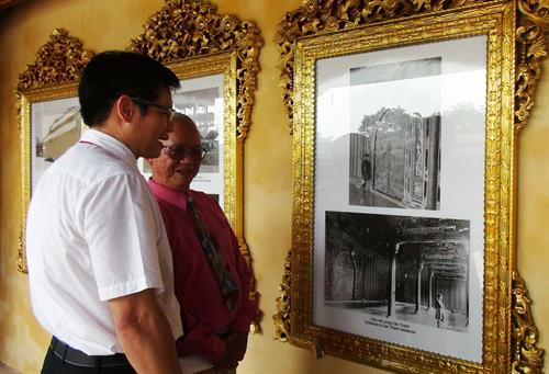 Khách tham quan tại Triển lãm ảnh tư liệu. Ảnh: Tường Vi-TTXVN Khách tham quan tại Triển lãm ảnh tư liệu. Ảnh: Tường Vi-TTXVN