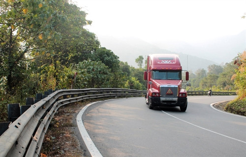 Xe lấn làn đường tại Km 101 (một trong những “điểm đen” TNGT trên đèo Bảo Lộc)