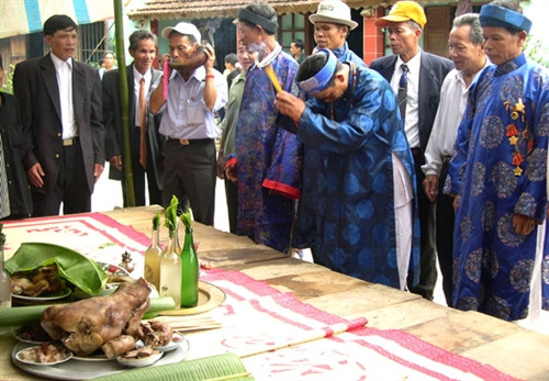 Những người già Ve làm lễ cúng cầu mong thần linh và tổ tiên luôn phù hộ cho đôi vợ chồng trẻ. Những người già Ve làm lễ cúng cầu mong thần linh và tổ tiên luôn phù hộ cho đôi vợ chồng trẻ.