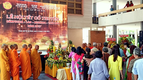 Phụ nữ Thái với mũ bảo hiểm "tằng cẩu" được Ban tổ chức tặng. Ảnh: Nguyễn Hồng Cường - TTXVN Phụ nữ Thái với mũ bảo hiểm "tằng cẩu" được Ban tổ chức tặng. Ảnh: Nguyễn Hồng Cường - TTXVN