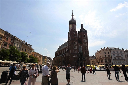 Nổi bật giữa quảng trường Phố cổ là giáo đường thánh St. Mary's Basilica được xây dựng vào thế kỷ XIII, mang nét kiến trúc Gothique, với độ cao 80 m, là một trong những tòa tháp cao nhất ở khu vực này. Trên tháp giáo đường, cứ đúng 12 giờ trưa là có người thổi kèn bài quốc ca Ba Lan.