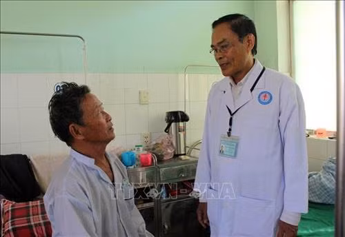 Bác sĩ Trần Ngọc Pháp thăm hỏi, động viên bệnh nhân lao đang điều trị ở Bệnh viện Phạm Ngọc Thạch (tỉnh Quảng Nam). Ảnh: Đỗ Trưởng - TTXVN