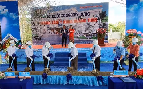 Các đại biểu tham gia khởi công trung tâm y khoa. Ảnh: Trung Hiếu -TTXVN
