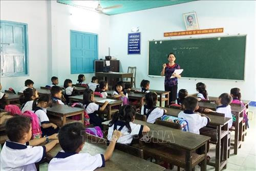 Dạy tiếng Việt cho học sinh dân tộc Chăm ở xã Phước Nam, huyện Thuận Nam. Ảnh: Công Thử - TTXVN Dạy tiếng Việt cho học sinh dân tộc Chăm ở xã Phước Nam, huyện Thuận Nam. Ảnh: Công Thử - TTXVN