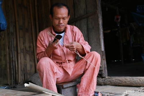 Cũng giống như nữ giới, nam giới đồng bào dân tộc này cũng có bộ trang phục riêng và không kém phầm độc đáo. Với bộ trang phục người phụ nữ màu chủ đạo là màu đen, thì nam phục người Ơ Đu là màu đỏ nhạt, màu chàm. Ảnh: Đình Tuân Bộ nam phục Ơ Đu được làm từ sợi tơ tằm gồm có quần và áo. Trong khi áo thường được may thêm 2 cái túi ở phía dưới thân áo. Còn quần không có khuy, cúc và dây chun mà dùng bằng sợi dây để cố định lại khi mặc. Ảnh Đình Tuân Trước kia do chưa có cúc nên 2 thân áo được may những sợi dây để buộc lại với nhau. Ảnh: Đình Tuân Cổ áo thường là cổ tròng. Ảnh: Đình Tuân Hiện nay, trang phục truyền thống ít được sử dụng rộng rãi trong cuộc sống thường ngày. Thế nhưng trong sự phát triển của thời trang hiện đại, không chỉ có trang phục mà nhiều nét văn hóa độc đáo của người dân tộc Ơ Đu cũng đã mai một khá nhiều. Ảnh: Đình Tuân Là 1 trong 5 dân tộc ít người nhất và cũng là dân tộc duy nhất có ở Tương Dương (Nghệ An), nên trong thời gian qua nhận được nhiều sự quan tâm đầu tư phục dựng kinh phí để bảo tồn, gìn giữ lại những nét văn hóa độc đáo của dân tộc Ơ Đu. Hy vọng với sự vào cuộc của cả cộng đồng sẽ giúp bản sắc văn hóa dân tộc Ơ Đu luôn trường tồn và phát triển. Ảnh: Đình Tuân Cũng giống như nữ giới, nam giới đồng bào dân tộc này cũng có bộ trang phục riêng và không kém phầm độc đáo. Với bộ trang phục người phụ nữ màu chủ đạo là màu đen, thì nam phục người Ơ Đu là màu đỏ nhạt, màu chàm. Ảnh: Đình Tuân Bộ nam phục Ơ Đu được làm từ sợi tơ tằm gồm có quần và áo. Trong khi áo thường được may thêm 2 cái túi ở phía dưới thân áo. Còn quần không có khuy, cúc và dây chun mà dùng bằng sợi dây để cố định lại khi mặc. Ảnh Đình Tuân Trước kia do chưa có cúc nên 2 thân áo được may những sợi dây để buộc lại với nhau. Ảnh: Đình Tuân Cổ áo thường là cổ tròng. Ảnh: Đình Tuân Hiện nay, trang phục truyền thống ít được sử dụng rộng rãi trong cuộc sống thường ngày. Thế nhưng trong sự phát triển của thời trang hiện đại, không chỉ có trang phục mà nhiều nét văn hóa độc đáo của người dân tộc Ơ Đu cũng đã mai một khá nhiều. Ảnh: Đình Tuân Là 1 trong 5 dân tộc ít người nhất và cũng là dân tộc duy nhất có ở Tương Dương (Nghệ An), nên trong thời gian qua nhận được nhiều sự quan tâm đầu tư phục dựng kinh phí để bảo tồn, gìn giữ lại những nét văn hóa độc đáo của dân tộc Ơ Đu. Hy vọng với sự vào cuộc của cả cộng đồng sẽ giúp bản sắc văn hóa dân tộc Ơ Đu luôn trường tồn và phát triển. Ảnh: Đình Tuân