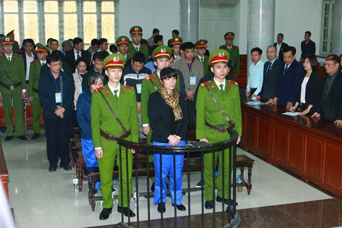 Bị cáo Phạm Thị Bích Lương và đồng phạm nghe tòa tuyên án. Ảnh: Doãn Tấn – TTXVN