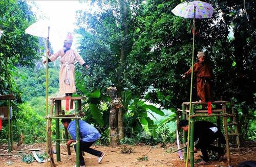 Đàn lễ để tổ chức lễ Tủ Cải. Ảnh: Phan Tuấn Anh - TTXVN Các thầy cúng trong lễ Tủ Cải của đồng bào Dao Quần chẹt. Ảnh: Phan Tuấn Anh - TTXVN Hai cậu bé được gia đình làm lễ Tủ Cải. Ảnh: Phan Tuấn Anh - TTXVN Các cậu bé đứng trên bồ đài trước khi rơi xuống để làm lễ. Ảnh: Phan Tuấn Anh - TTXVN Đàn lễ để tổ chức lễ Tủ Cải. Ảnh: Phan Tuấn Anh - TTXVN Các thầy cúng trong lễ Tủ Cải của đồng bào Dao Quần chẹt. Ảnh: Phan Tuấn Anh - TTXVN Hai cậu bé được gia đình làm lễ Tủ Cải. Ảnh: Phan Tuấn Anh - TTXVN Các cậu bé đứng trên bồ đài trước khi rơi xuống để làm lễ. Ảnh: Phan Tuấn Anh - TTXVN