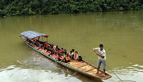Các thầy Trường Phổ thông DTBT Tiểu học số 1 xã Ta Gia đưa học sinh vượt sông Nậm Mu về trường. Ảnh: Việt Hoàng - TTXVN Các thầy Trường Phổ thông DTBT Tiểu học số 1 xã Ta Gia đưa học sinh vượt sông Nậm Mu về trường. Ảnh: Việt Hoàng - TTXVN