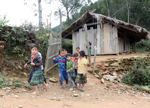 Phòng học tạm tranh tre kết hợp với lớp ghép không đảm bảo cho việc dạy tại điểm trường Huổi Pươi, thuộc Trường Tiểu học xã Nậm Giôn, huyện Mường La. Phòng học tạm tranh tre kết hợp với lớp ghép không đảm bảo cho việc dạy tại điểm trường Huổi Pươi, thuộc Trường Tiểu học xã Nậm Giôn, huyện Mường La.