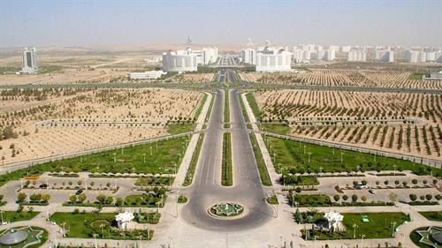 Thủ đô Ashgabat của Turkmenistan ở giữa sa mạc Karakum vùng Trung Á. Đây là một thành phố lớn với những tòa nhà hoàn toàn được làm bằng đá cẩm thạch. Ảnh: infonet.vn Thủ đô Ashgabat của Turkmenistan ở giữa sa mạc Karakum vùng Trung Á. Đây là một thành phố lớn với những tòa nhà hoàn toàn được làm bằng đá cẩm thạch. Ảnh: infonet.vn