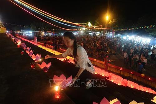 Thắp nến tại Hội hoa đăng. Ảnh: Hiền Anh-TTXVN Thắp nến tại Hội hoa đăng. Ảnh: Hiền Anh-TTXVN