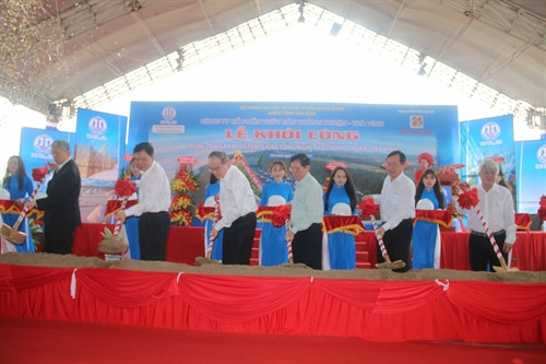 Các đại biểu thực hiện nghi lễ khởi công xây dựng Trung tâm. Ảnh : Phúc Sơn – TTXVN