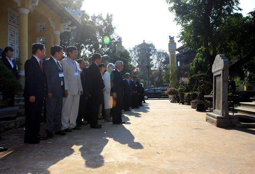 Nhà vua Nhật Bản Akihito và Hoàng hậu Michiko thăm Nhà lưu niệm Phan Bội Châu, số 15 đường Phan Bội Châu, phường Trường An, TP. Huế. Ảnh: Hồ Cầu-TTXVN