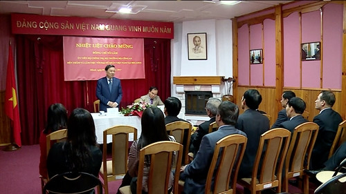 Ngày 3/3/2017, trong khuôn khổ chuyến thăm, làm việc và dự Lễ kỷ niệm 100 năm ngày thành lập lực lượng Cảnh sát Belarus, tại Thủ đô Minsk, Thượng tướng Tô Lâm, Ủy viên Bộ Chính trị, Bộ trưởng Bộ Công an và Đoàn công tác cấp cao Bộ Công an Việt Nam đã đến thăm và nói chuyện với cán bộ ĐSQ Việt Nam và bà con cộng đồng Việt Nam đang làm ăn, sinh sống và học tập tại Belarus. Ảnh: Quang Vinh – TTXVN