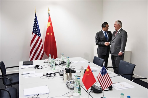 Trong ảnh: (tư liệu) Ngoại trưởng Mỹ Rex Tillerson (phải), Ngoại trưởng Trung Quốc Vương Nghị (trái) tại cuộc gặp bên lề Hội nghi G20 tại Bonn, Đức, ngày 16/2. AFP/TTXVN
