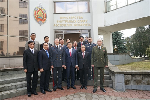 Ngày 3/3/2017, trong khuôn khổ chuyến thăm, làm việc và dự Lễ kỷ niệm 100 năm ngày thành lập lực lượng Cảnh sát Belarus, tại Thủ đô Minsk, Thượng tướng Tô Lâm, Ủy viên Bộ Chính trị, Bộ trưởng Bộ Công an và Đoàn công tác cấp cao Bộ Công an Việt Nam gặp và hội đàm với Đoàn Bộ Nội vụ Belarus. Trong ảnh: Đại biểu 2 đoàn chụp ảnh lưu niệm. Ảnh: Quang Vinh – TTXVN
