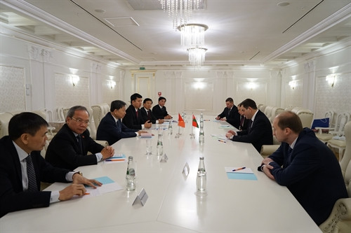 Ngày 3/3/2017, trong khuôn khổ chuyến thăm, làm việc và dự Lễ kỷ niệm 100 năm ngày thành lập lực lượng Cảnh sát Belarus, tại Thủ đô Minsk, Thượng tướng Tô Lâm, Ủy viên Bộ Chính trị, Bộ trưởng Bộ Công an và Đoàn công tác cấp cao Bộ Công an Việt Nam hội đàm với Uỷ ban An ninh Quốc gia Belarus. Ảnh: Quang Vinh – TTXVN