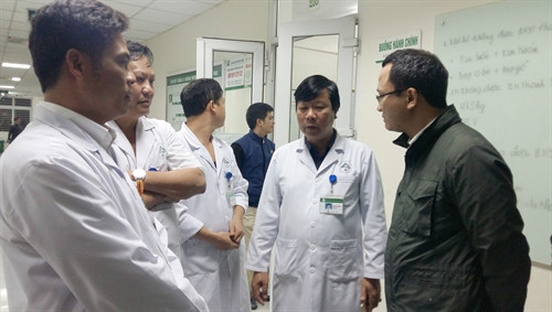 Ông Khuất Việt Hùng - Phó Chủ tịch Chuyên trách Ủy ban An toàn giao thông Quốc gia trao đổi với các bác sỹ Bệnh viện Đa khoa tỉnh Lào cai. Ảnh: Hương Thu- TTXVN Ông Khuất Việt Hùng - Phó Chủ tịch Chuyên trách Ủy ban An toàn giao thông Quốc gia trao đổi với các bác sỹ Bệnh viện Đa khoa tỉnh Lào cai. Ảnh: Hương Thu- TTXVN