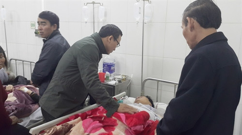 Ông Khuất Việt Hùng - Phó Chủ tịch Chuyên trách Ủy ban An toàn giao thông Quốc gia thăm hỏi các nạn nhân vụ tai nạn giao thông đang được cấp cứu tại Bệnh viện Đa khoa tỉnh Lào cai. Ảnh: Hương Thu- TTXVN Ông Khuất Việt Hùng - Phó Chủ tịch Chuyên trách Ủy ban An toàn giao thông Quốc gia thăm hỏi các nạn nhân vụ tai nạn giao thông đang được cấp cứu tại Bệnh viện Đa khoa tỉnh Lào cai. Ảnh: Hương Thu- TTXVN