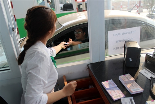 Nhân viên trạm thu phí vận hành thử nghiệm. Ảnh: Trung Kiên – TTXVN Nhân viên trạm thu phí vận hành thử nghiệm. Ảnh: Trung Kiên – TTXVN
