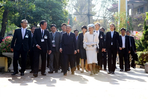 Nhà vua Nhật Bản Akihito và Hoàng hậu Michiko đến thăm Nhà lưu niệm Phan Bội Châu, số 15 đường Phan Bội Châu, phường Trường An, TP. Huế. Ảnh: Hồ Cầu-TTXVN