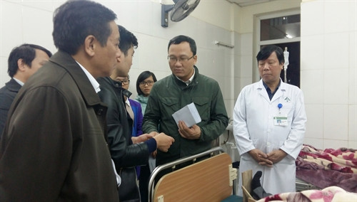 Ông Khuất Việt Hùng - Phó Chủ tịch Chuyên trách Ủy ban An toàn giao thông Quốc gia thăm hỏi, động viên thân nhân các nạn nhân vụ tai nạn giao thông đang được cấp cứu tại Bệnh viện Đa khoa tỉnh Lào cai. Ảnh: Hương Thu- TTXVN Ông Khuất Việt Hùng - Phó Chủ tịch Chuyên trách Ủy ban An toàn giao thông Quốc gia thăm hỏi, động viên thân nhân các nạn nhân vụ tai nạn giao thông đang được cấp cứu tại Bệnh viện Đa khoa tỉnh Lào cai. Ảnh: Hương Thu- TTXVN