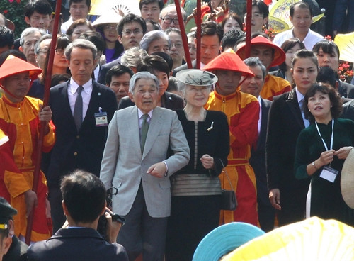 Nhà vua Nhật Bản Akihito và Hoàng hậu Michiko thăm Đại nội Huế. Ảnh: Hồ Cầu-TTXVN