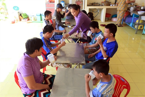 Chăm sóc các cháu hiện đang nuôi dưỡng bán trú miễn phí tại Trung tâm nuôi dưỡng phục hồi chức năng cho nạn nhân chất độc da cam/dioxin tỉnh Tây Ninh.