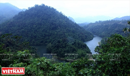 Hiện nay, Vườn quốc gia Pù Mát đã mở tuyến du lịch khám phá thác ghềnh sông Giăng từ xã Môn Sơn đến hai bảnCò Phạt và bản Búng của người Đan Lai. Trong hai giờ du thuyến trên sôngdu khách sẽ được trải nghiệm cảm giác thích thú khi khám phá vẻ đẹp của núi rừng Pù Mát. Bản Búng nằm ở thượng nguồn sông Giăng, thuộc vùng lõi Vườn quốc gia Pù Mát, thuộc xã Môn Sơn huyện Con Cuông (Nghệ An). Đây là bản xa nhất so với trung tâm huyện Con Cuông có người Đan Lai sinh sống. Trước kia sông Giăng là con đường thủy duy nhất kết nối người Đan Lai ở bản Búng, bản Cò Phạt với người Thái, người Mường trong vùng huyện Con Cuông. Bản Búng có 109 hộ với hơn 400 nhân khẩu sinh sống trong những ngôi nhà sàn mái lá đơn sơ.Tộc người Đan Lai nổi tiếng với tục ngủ ngồi. Những đứa trẻ dân tộc Thái ở bản Xiềng (xã Môn Sơn) gắn liền với con sông Giăng và đập Phà Lài. Sông Giăng có chiều dài hơn 100 km, chảy quanh các cánh rừng nguyên sinh Pù Mát.Từ trên cao nhìn xuống, con sông như giải lụa bao quanh các ngọn núi.