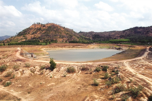 Hồ chứa nước tại xã Tân Phúc, huyện Hàm Tân (Bình Thuận) có độ sâu 7m, công suất 700m3/ngày, cung cấp nước cho 2 xã và 1 thị trấn. Đến nay, mực nước trong hồ chứa cũng chỉ còn khoảng 1m. Hồ chứa nước tại xã Tân Phúc, huyện Hàm Tân (Bình Thuận) có độ sâu 7m, công suất 700m3/ngày, cung cấp nước cho 2 xã và 1 thị trấn. Đến nay, mực nước trong hồ chứa cũng chỉ còn khoảng 1m.
