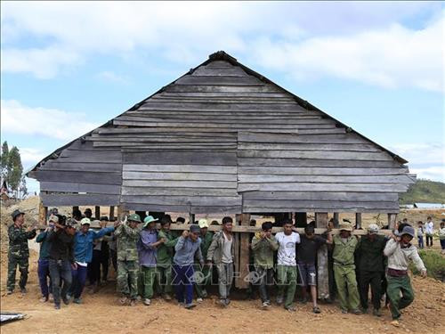 Cán bộ, chiến sỹ Trung đoàn 48, Sư đoàn 320, Quân đoàn 3 hỗ trợ người dân xã Chư A Thai di chuyển nhà. Ảnh: Hồng Điệp - TTXVN Cán bộ, chiến sỹ Trung đoàn 48, Sư đoàn 320, Quân đoàn 3 hỗ trợ người dân xã Chư A Thai di chuyển nhà. Ảnh: Hồng Điệp - TTXVN