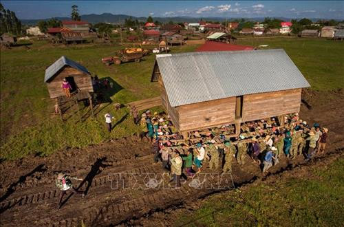 Cán bộ, chiến sỹ Trung đoàn 48, Sư đoàn 320, Quân đoàn 3 hỗ trợ người dân xã Chư A Thai di chuyển nhà. Ảnh: Hồng Điệp – TTXVN Cán bộ, chiến sỹ Trung đoàn 48, Sư đoàn 320, Quân đoàn 3 hỗ trợ người dân xã Chư A Thai di chuyển nhà. Ảnh: Hồng Điệp – TTXVN